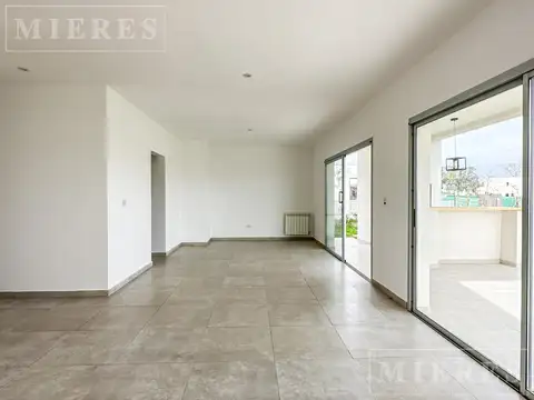 Casa en Alquiler con 2 cocheras