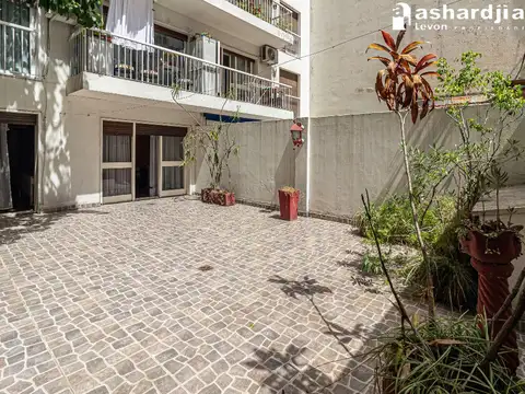 3 ambientes con dependencia con excelente patio y parrilla.