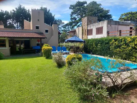 CASA DE 5 AMBIENTES CON COCHERA DOBLE Y PISCINA