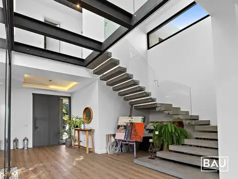 Casa en Venta con 3 cocheras