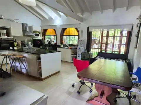 Casa 4 ambientes con 2 baños