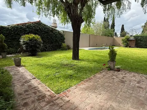 VENTA CASA 3 AMB. PARQUE Y COCHERA - ITUZAINGO