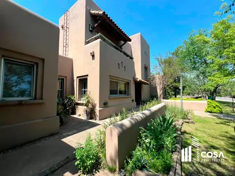 Casa 8 ambientes con 5 baños