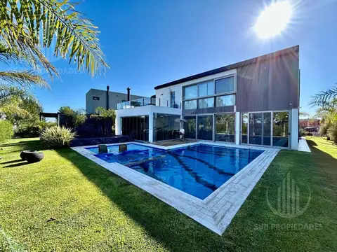 Casa en Alquiler con 4 cocheras