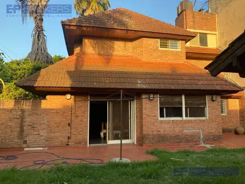 Casa 4 amb cómoda y luminosa + patio c/cochera y parrilla | Ubicación buscada en Haedo