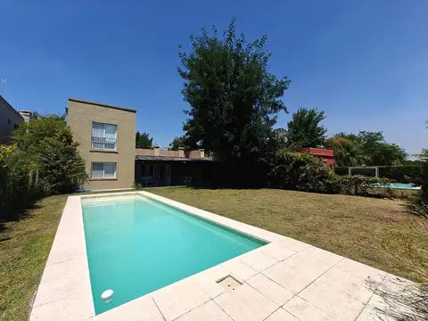Casa con pileta en santa Guadalupe Pilar del Este