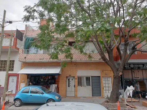 Vivienda multifamiliar con Local a la calle