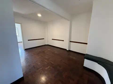 OFICINA | 5 AMBIENTES | BALCÓN A PLAZA | PISOS DE MADERA | CENTRO | PILAR
