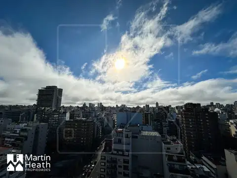 - Apto Crédito - 4amb. con Cochera y Baulera, Todo Sol. Piso Alto, No Último.