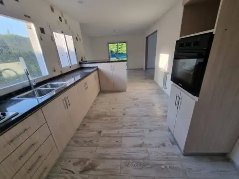 Casa en Alquiler con 2 cocheras