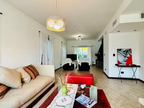 Casa en Alquiler con 1 cochera