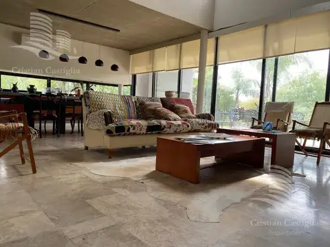 Casa en Venta con 2 cocheras