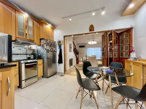 Casa 4 ambientes con 2 baños
