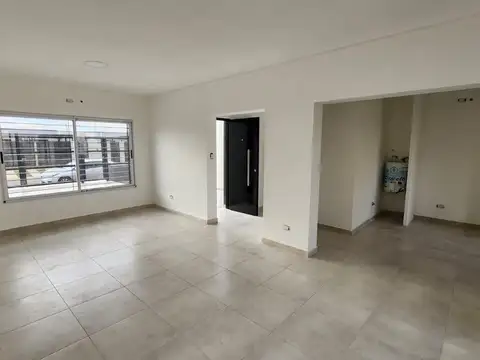 Casa 4 ambientes con 2 baños