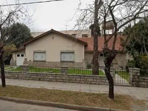 VENTA CASA 4 AMBIENTES SOBRE LOTE DE 782MTS2