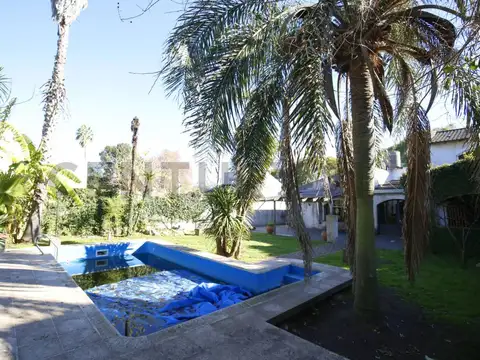 Casa de 3 Dormitorios con Parque, Pileta y Quincho en Gonnet - Venta