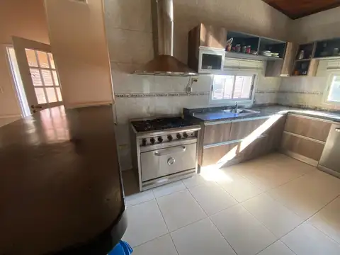 Casa 6 ambientes con 4 baños