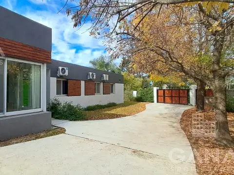 Casa en Venta con 2 cocheras