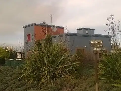 Amplia casa con 3 deptos.