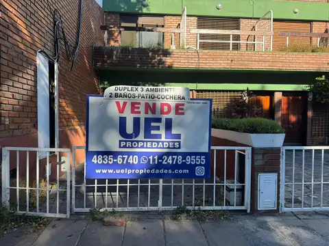 Duplex de tres ambientes con patio y cochera en venta