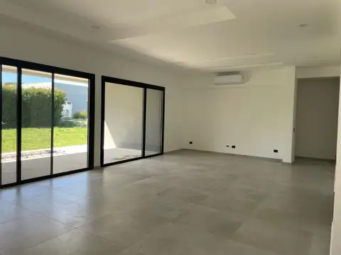 Casa en Venta con 4 cocheras