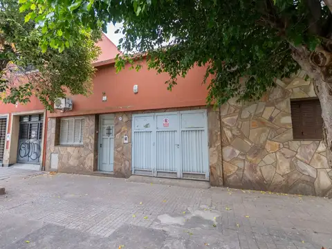 Casa al frente B° Candioti Sur, a Refaccionar.