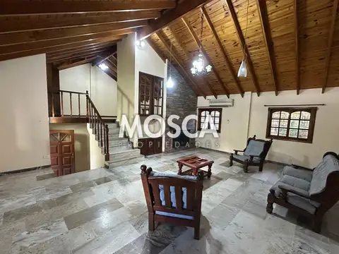 Casa en Alquiler con 3 cocheras
