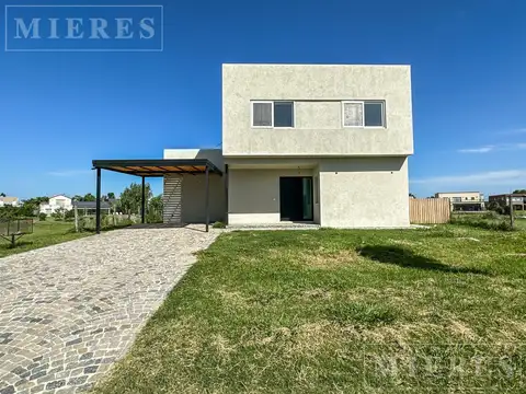 Casa en venta sobre lote a la laguna en  Barrio Islas El Cantón Escobar