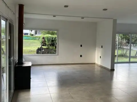Casa 4 ambientes con 2 baños