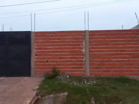CASA A ESTRENAR CON PILETA SOBRE LOTE DE 20 X 60 KM35