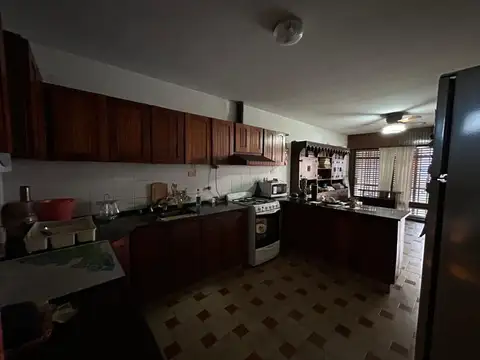 Casa 8 ambientes con 3 baños