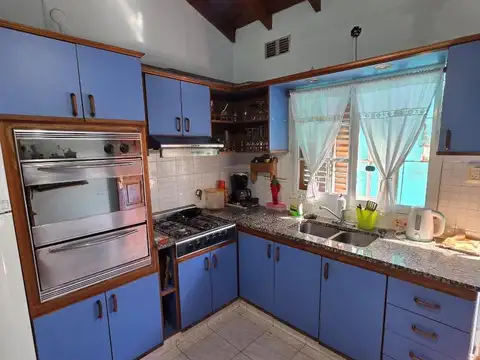 BUEN DEPTO T/CASA 3 AMB CON GARAGE Y PATIO EN BANFIELD!