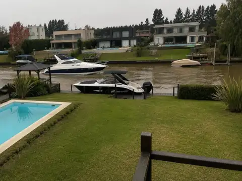 Casa en Alquiler con 4 cocheras