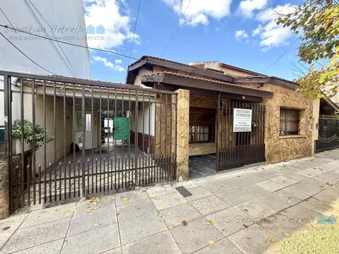 Venta de PH al frente 4 ambientes con entrada de coche, patio y lavadero en Villa Luzuriaga
