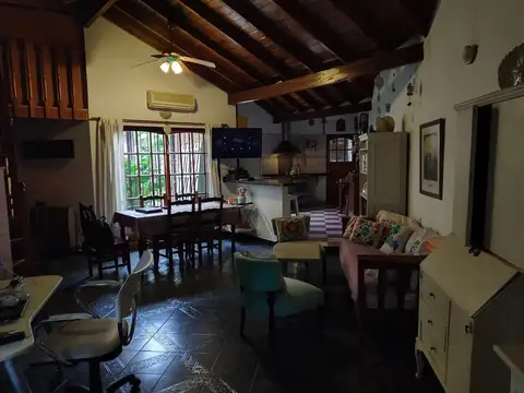 Casa 5 ambientes con 1 baño