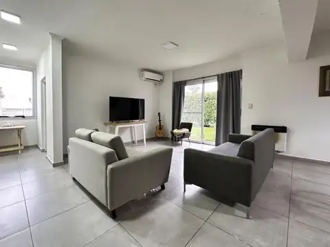 Venta/permuta casa de 1 dormitorio   comodín con cochera, jardín y pileta, Cañada de Gómez