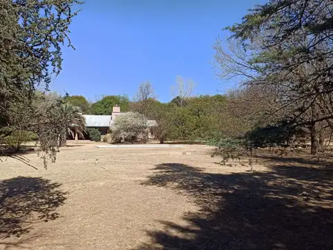 LA CAROLINA - Casa de 238m² con parque arbolado de 2500m².