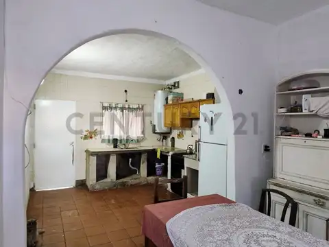 Casa en venta sobre calle Mocoretá, Ingeniero Maschwitz, 3 ambientes, cochera y jardín, con local.