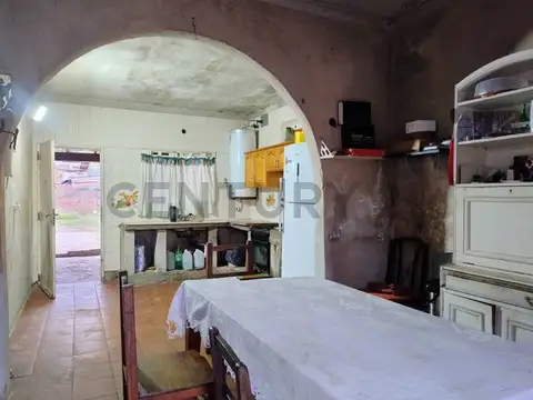 Casa en venta sobre calle Mocoretá, Ingeniero Maschwitz, 3 ambientes, cochera y jardín, con local.