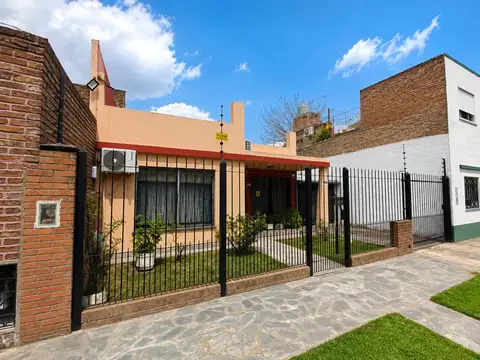Casa de 3 ambientes con patio y cochera pasante