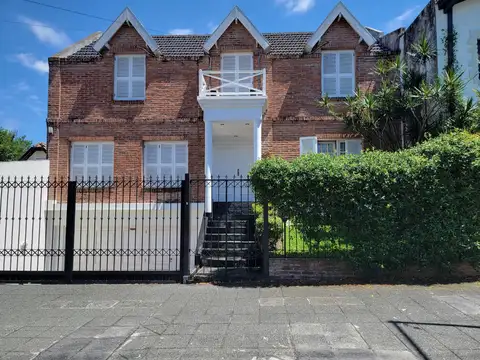 Excelente chalet 335 m² cubiertos. 5 dormitorios. Jardín con pileta y quincho