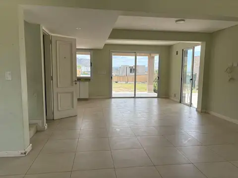 Casa 5 ambientes con 2 baños