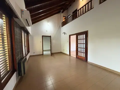 Casa en City Bell en Alquiler con parque y pileta