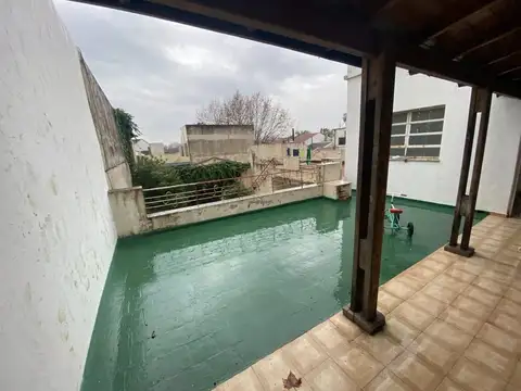 CASA VENTA CON LOCAL Y DEPTO ALSINA BANFIELD