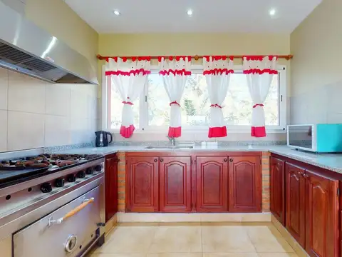 Casa en Venta con 2 cocheras