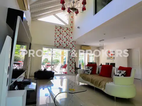 Casa en Venta con 4 cocheras