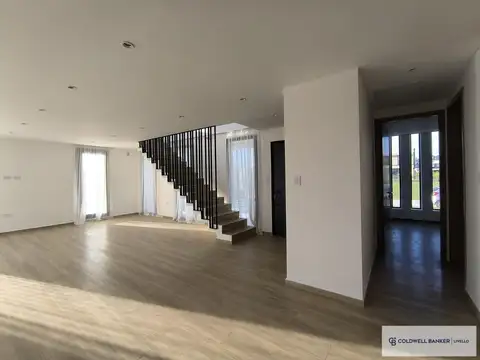 Casa en Alquiler con 6 cocheras