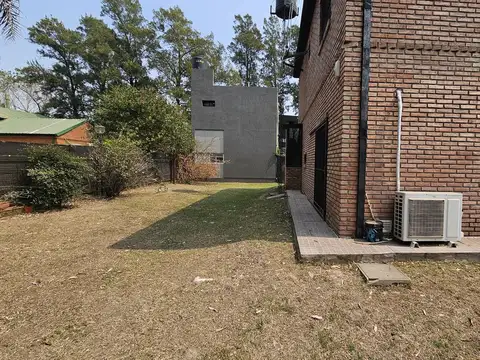Casa en Alquiler con 2 cocheras