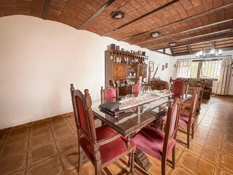 CASA EN VENTA 5 AMBIENTES CON PATIO Y PARRILLA