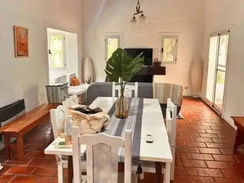 Casa 4 ambientes con 2 baños